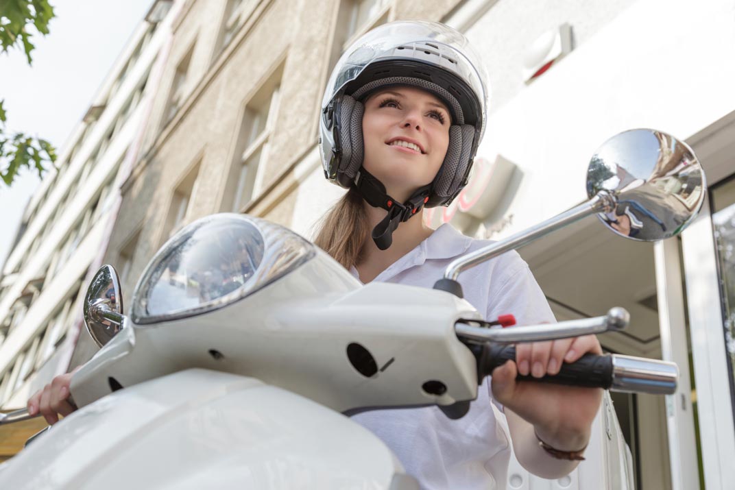 Vrouw op scooter